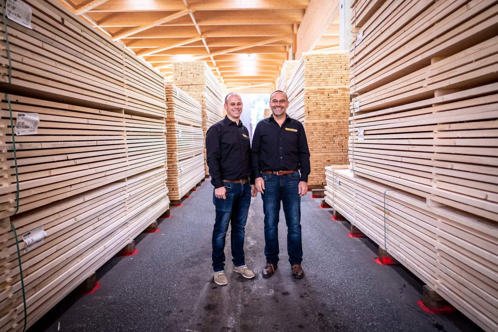 Andreas et Peter Finkbeiner dans l’entrepôt de sciages