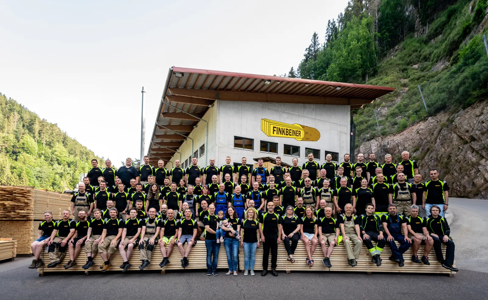 L’équipe de FINKBEINER Holzindustrie devant l’usine de Triberg