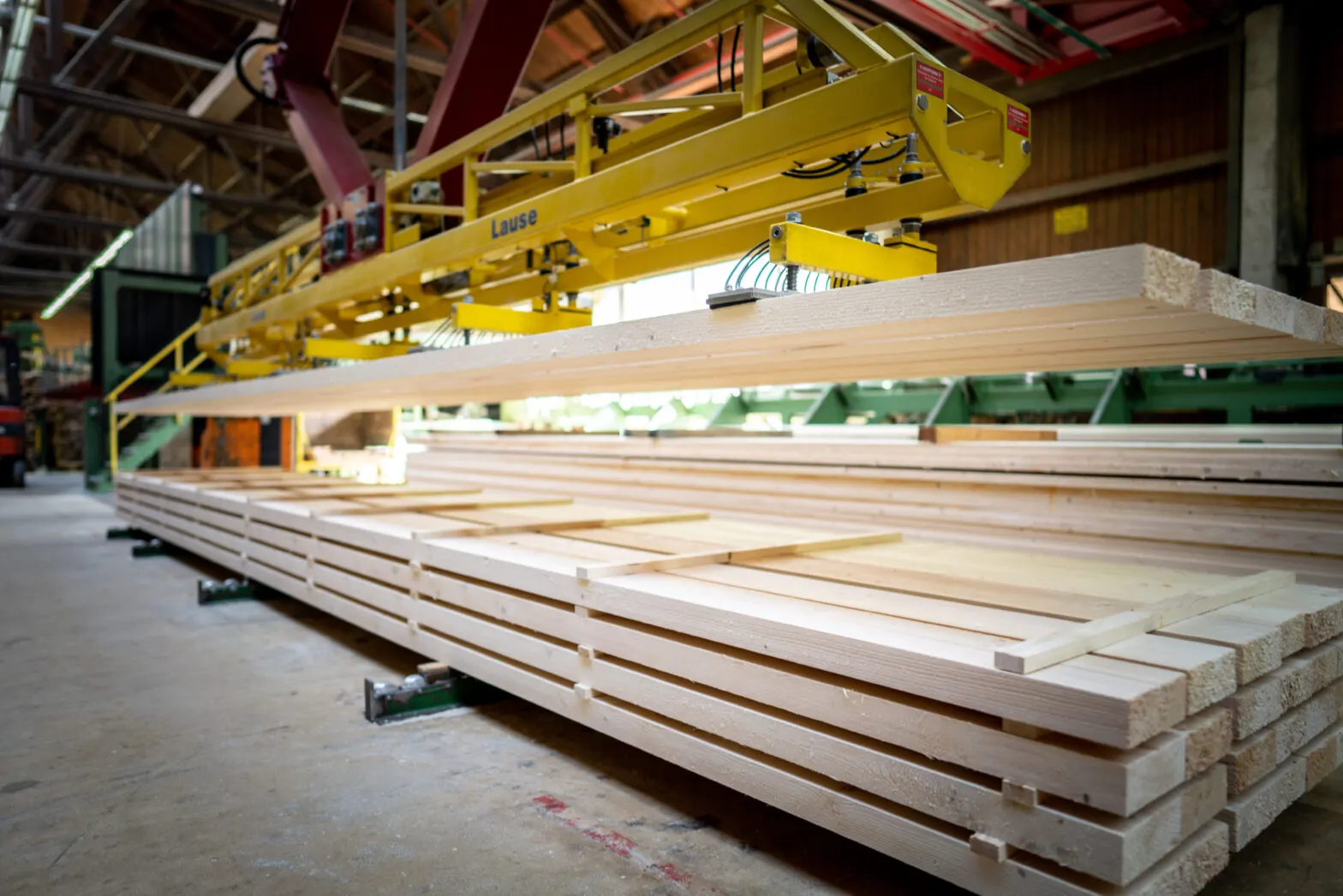 Vacuum lifter handling sawn timber in production